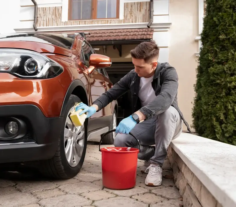 Lavage auto à domicile Coquainvilliers : professionnel intervenant sur un véhicule
